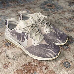 Women’s Nike Air Max Motion Low Shoes